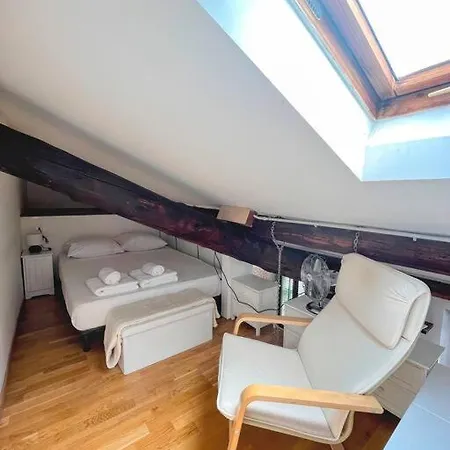 Cozy Sky Nest Near Shopping Area *