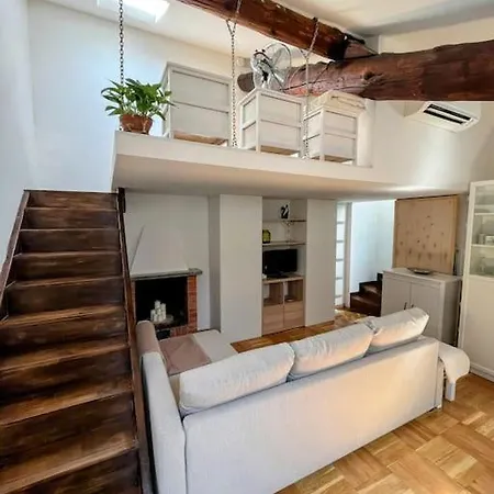 Cozy Sky Nest Near Shopping Area Apartamento